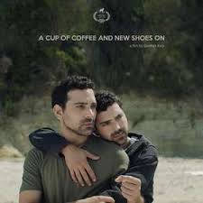 一杯咖啡与新穿的鞋子